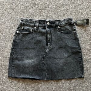 NWT Y2K Banana Republic Faded Black Wash Denim Jean Mini Skirt Raw Hem Women’s 2